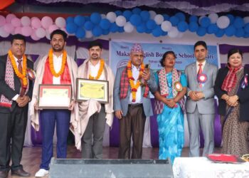 मकालु इङ्लिस बोर्डिङको २४ औं वार्षिकोत्सवमा पत्रकार शिक्षक र जेष्ठ नागरिक सहित विभिन्न व्यक्तित्व सम्मानित
