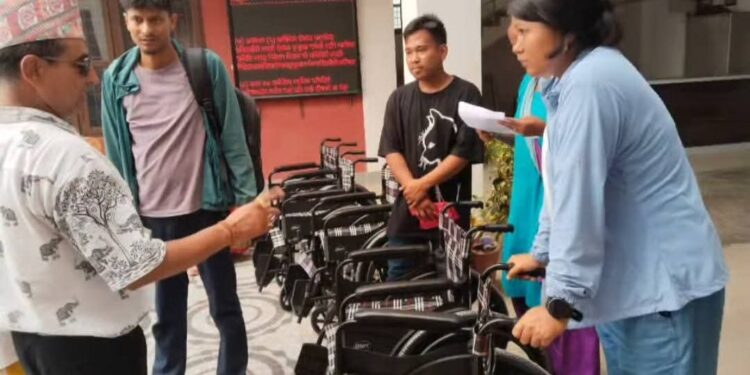 बेलका नगरपालिकामा अपाङ्गता भएका व्यक्तिहरुलाई सहायक सामग्री वितरण
