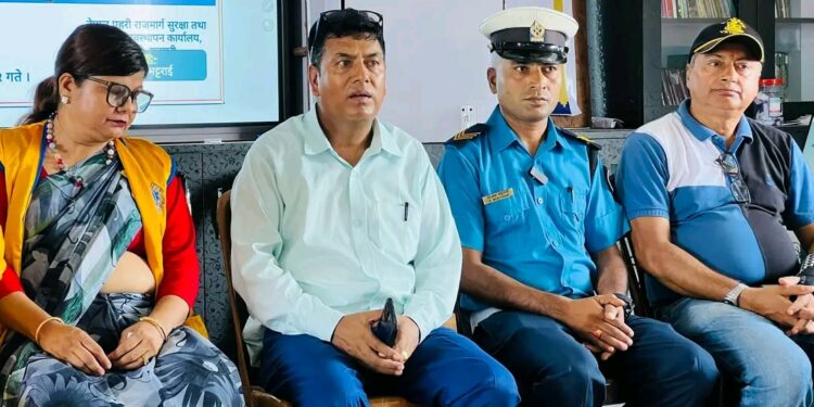 मकालु इङ्गलिस बोर्डिङ स्कुलमा ट्राफिक सचेतना कार्यक्रम सम्पन्न