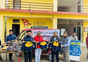 १२ गाउँले परिवारद्वारा महेन्द्र माध्यमिक विद्यालयका ८० जना विद्यार्थीलाई न्यानो कपडा वितरण