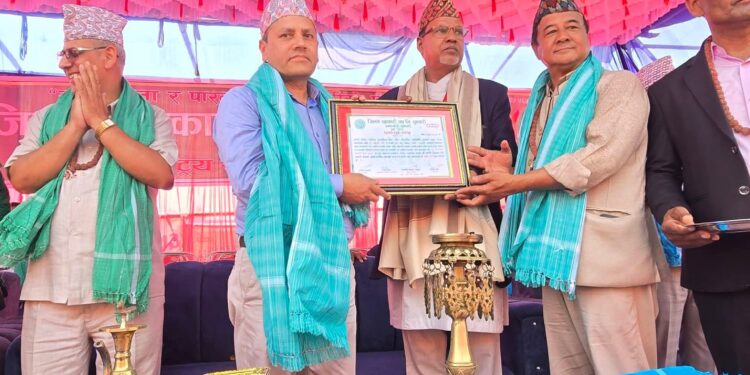 ६९औँ राष्ट्रिय सहकारी दिवस: चतरा सामुदायिकका व्यवस्थापक बाबुराम खत्री सम्मानित